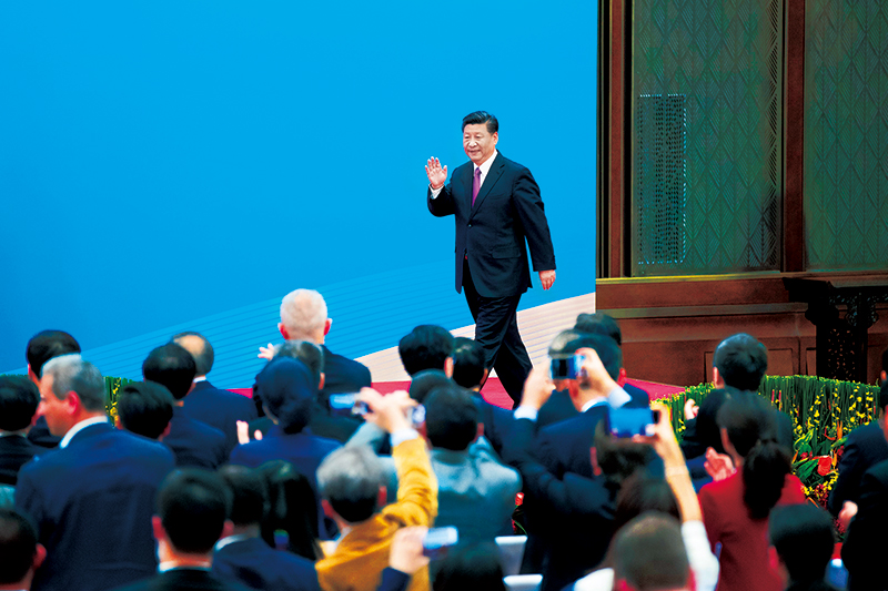 2019年4月27日，第二屆“一帶一路”國際合作高峰論壇在北京雁棲湖國際會議中心舉行圓桌峰會，國家主席習(xí)近平主持會議并致開幕辭。圓桌峰會閉幕后，習(xí)近平會見中外記者，介紹第二屆“一帶一路”國際合作高峰論壇圓桌峰會情況和主要成果。這是習(xí)近平步入記者會現(xiàn)場。 