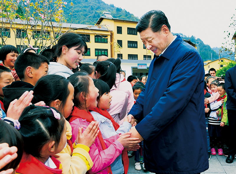 2019年4月15日至17日，中共中央總書記、國家主席、中央軍委主席習(xí)近平在重慶考察，并主持召開解決“兩不愁三保障”突出問題座談會。這是4月15日下午，習(xí)近平在石柱土家族自治縣中益鄉(xiāng)小學(xué)同學(xué)生們親切交談，詢問他們學(xué)習(xí)和生活情況。 
