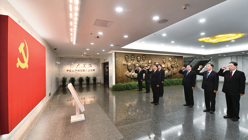 2017年10月31日，中共中央總書記、國家主席、中央軍委主席習近平帶領中共中央政治局常委李克強、栗戰書、汪洋、王滬寧、趙樂際、韓正，瞻仰上海中共一大會址和浙江嘉興南湖紅船。這是31日上午，在上海中共一大會址紀念館，習近平帶領其他中共中央政治局常委同志一起重溫入黨誓詞。 